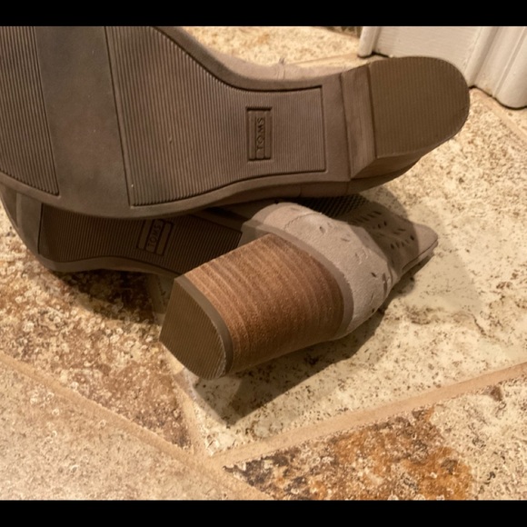 LIKE NEW - TOMS SIZE 8 MAJORCA DESERT SUEDE PERFORATED LEAF PEEP TOE BOOTIES - Picture 4 of 7